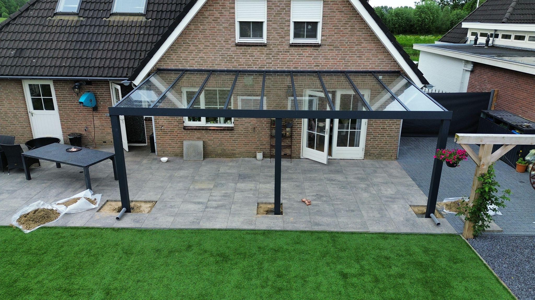 Ruime veranda voor de tuin
